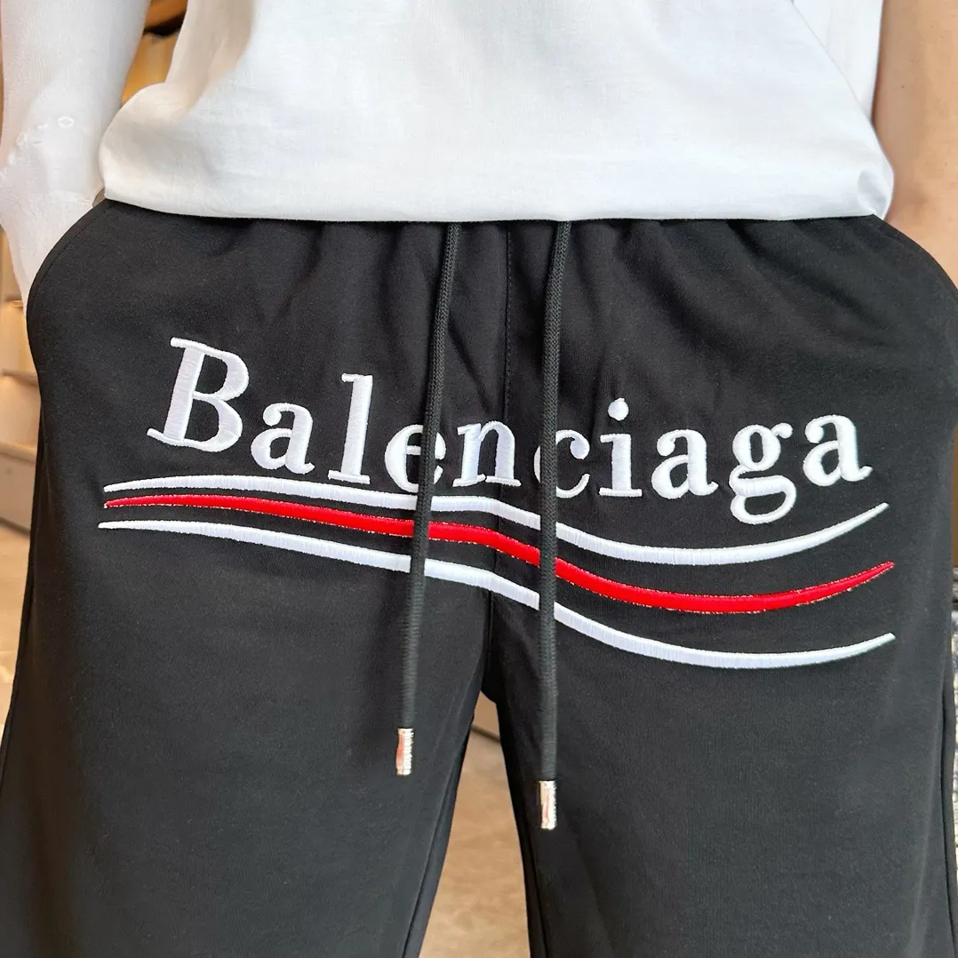 Balenciaga's three-standard complete 2026 summer New Arrival men's casual shorts, advanced custom-made Breathable fabric, Breathable fabric, extremely stretchy and comfortable, impeccable details, top-grade accessories, original logo design concept, delicate and soft feel! The upper body fit is awesome! Size: M-XXXL Please state your height and weight when ordering